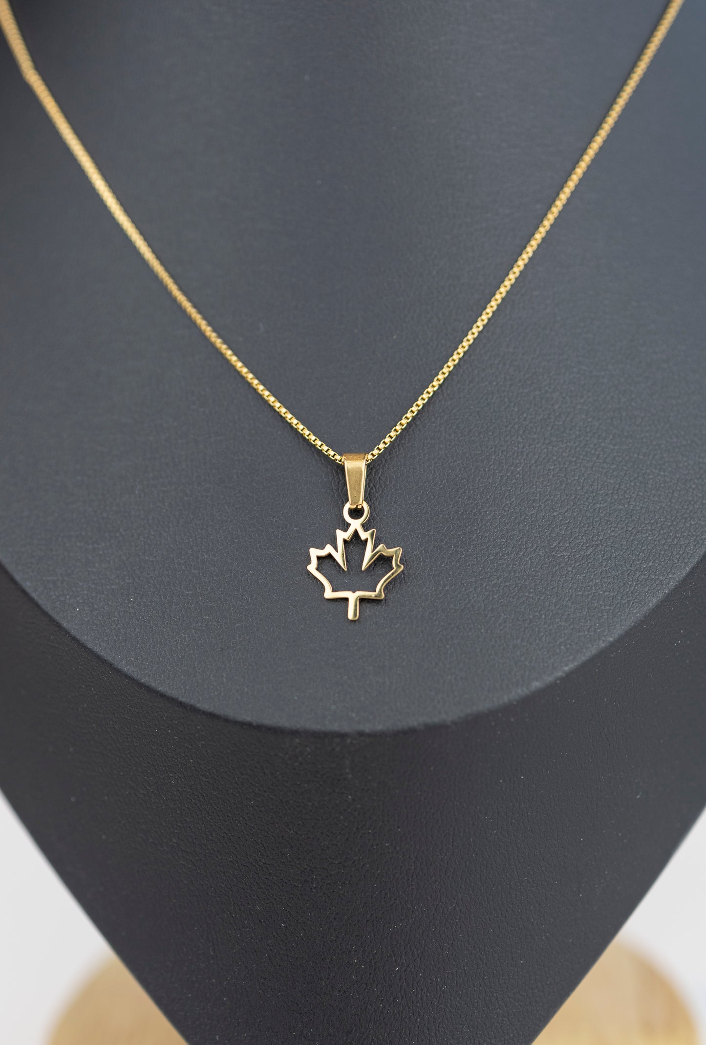 Chaîne ajourée en feuille d'érable